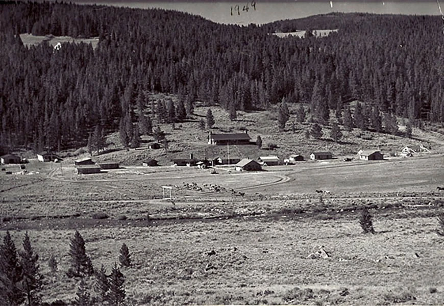 thumb-home-welcoming-guest-montana-dude-ranch-opt